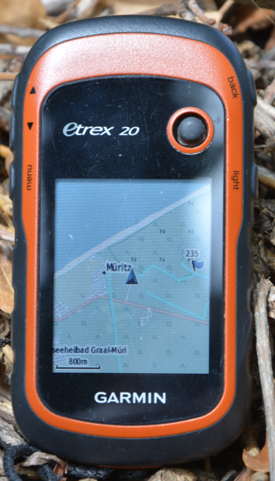 GPS-Handy mit Openstreetmap-Kartenausschnitt